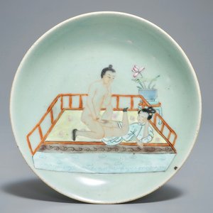A Chinese famille rose celadon-ground plate with erotical design, 19th C. — photo 1