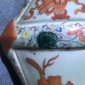 A Chinese famille rose celadon ground vase, Qianlong mark, 19th C. — photo 7