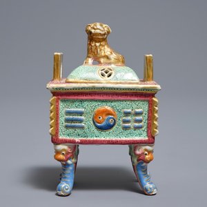A Chinese famille rose censer and cover, 19th C. — 照片 1