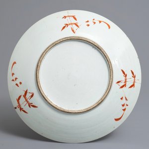 A Chinese famille rose charger, a jar and cover and a bowl on foot, 19th C. — 照片 3