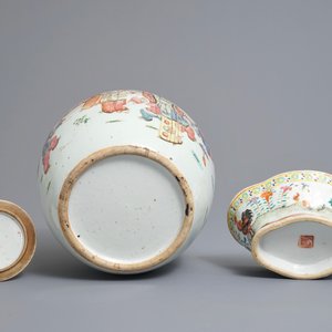 A Chinese famille rose charger, a jar and cover and a bowl on foot, 19th C. — 照片 9