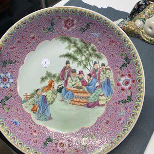 A Chinese famille rose charger, Qianlong mark, Republic — 照片 3