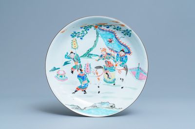 A Chinese famille rose charger with a warlord on horseback with three soldiers, Yongzheng/Qianlong
