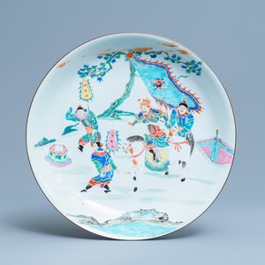 A Chinese famille rose charger with a warlord on horseback with three soldiers, Yongzheng/Qianlong — photo 1