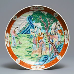 A Chinese famille rose charger with ladies in a garden, 19th C. — 照片 1