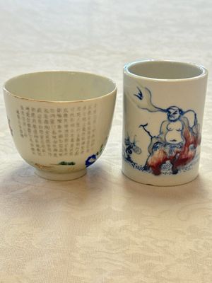 A Chinese famille rose 'Chicken' cup and a blue, white, and copper-red 'Li Tieguai' brush pot, Qianlong mark, 20th C. — foto 1
