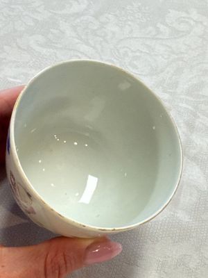 A Chinese famille rose 'Chicken' cup and a blue, white, and copper-red 'Li Tieguai' brush pot, Qianlong mark, 20th C. — foto 11