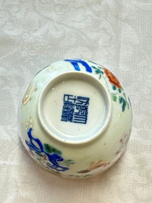 A Chinese famille rose 'Chicken' cup and a blue, white, and copper-red 'Li Tieguai' brush pot, Qianlong mark, 20th C. — foto 12