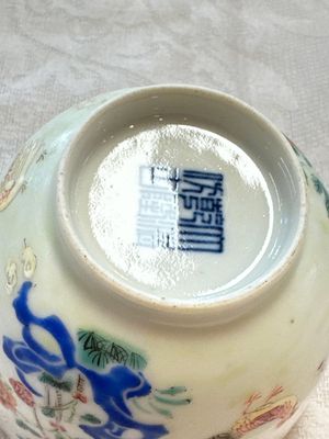 A Chinese famille rose 'Chicken' cup and a blue, white, and copper-red 'Li Tieguai' brush pot, Qianlong mark, 20th C. — foto 13