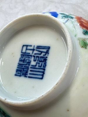 A Chinese famille rose 'Chicken' cup and a blue, white, and copper-red 'Li Tieguai' brush pot, Qianlong mark, 20th C. — foto 15