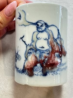 A Chinese famille rose 'Chicken' cup and a blue, white, and copper-red 'Li Tieguai' brush pot, Qianlong mark, 20th C. — foto 16