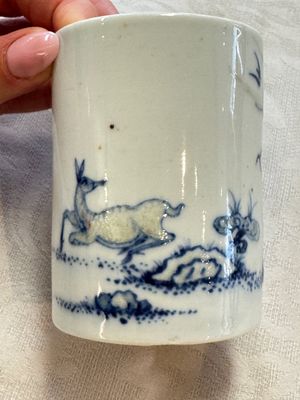 A Chinese famille rose 'Chicken' cup and a blue, white, and copper-red 'Li Tieguai' brush pot, Qianlong mark, 20th C. — foto 17