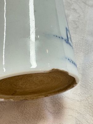 A Chinese famille rose 'Chicken' cup and a blue, white, and copper-red 'Li Tieguai' brush pot, Qianlong mark, 20th C. — foto 19