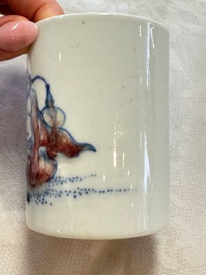 A Chinese famille rose 'Chicken' cup and a blue, white, and copper-red 'Li Tieguai' brush pot, Qianlong mark, 20th C. — foto 20