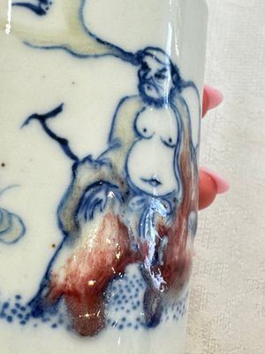 A Chinese famille rose 'Chicken' cup and a blue, white, and copper-red 'Li Tieguai' brush pot, Qianlong mark, 20th C. — foto 21