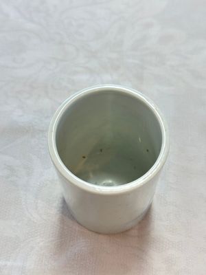A Chinese famille rose 'Chicken' cup and a blue, white, and copper-red 'Li Tieguai' brush pot, Qianlong mark, 20th C. — foto 22