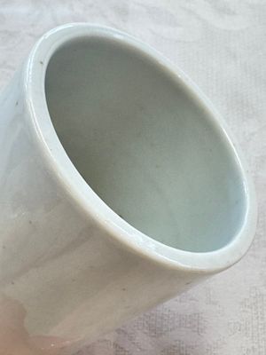 A Chinese famille rose 'Chicken' cup and a blue, white, and copper-red 'Li Tieguai' brush pot, Qianlong mark, 20th C. — foto 24