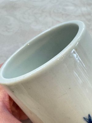 A Chinese famille rose 'Chicken' cup and a blue, white, and copper-red 'Li Tieguai' brush pot, Qianlong mark, 20th C. — foto 25