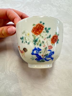 A Chinese famille rose 'Chicken' cup and a blue, white, and copper-red 'Li Tieguai' brush pot, Qianlong mark, 20th C. — foto 4