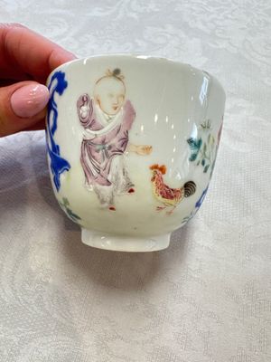 A Chinese famille rose 'Chicken' cup and a blue, white, and copper-red 'Li Tieguai' brush pot, Qianlong mark, 20th C. — foto 5