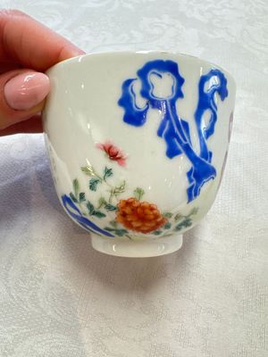 A Chinese famille rose 'Chicken' cup and a blue, white, and copper-red 'Li Tieguai' brush pot, Qianlong mark, 20th C. — foto 6