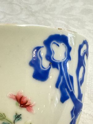 A Chinese famille rose 'Chicken' cup and a blue, white, and copper-red 'Li Tieguai' brush pot, Qianlong mark, 20th C. — foto 7