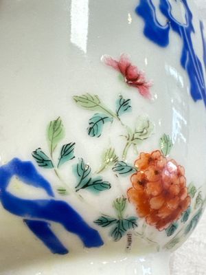 A Chinese famille rose 'Chicken' cup and a blue, white, and copper-red 'Li Tieguai' brush pot, Qianlong mark, 20th C. — foto 8