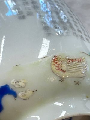 A Chinese famille rose 'Chicken' cup and a blue, white, and copper-red 'Li Tieguai' brush pot, Qianlong mark, 20th C. — foto 9