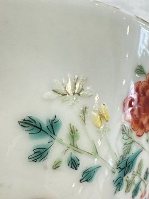A Chinese famille rose 'Chicken' cup and a blue, white, and copper-red 'Li Tieguai' brush pot, Qianlong mark, 20th C. — foto 10