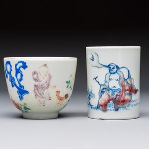 A Chinese famille rose 'Chicken' cup and a blue, white, and copper-red 'Li Tieguai' brush pot, Qianlong mark, 20th C. — foto 1