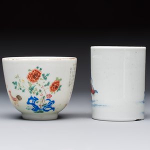 A Chinese famille rose 'Chicken' cup and a blue, white, and copper-red 'Li Tieguai' brush pot, Qianlong mark, 20th C. — foto 2