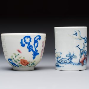 A Chinese famille rose 'Chicken' cup and a blue, white, and copper-red 'Li Tieguai' brush pot, Qianlong mark, 20th C. — foto 4