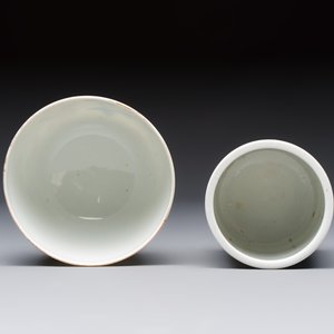 A Chinese famille rose 'Chicken' cup and a blue, white, and copper-red 'Li Tieguai' brush pot, Qianlong mark, 20th C. — foto 5
