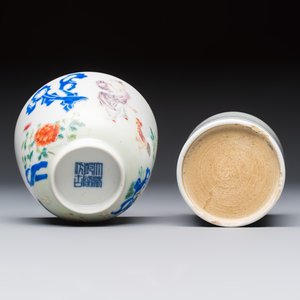 A Chinese famille rose 'Chicken' cup and a blue, white, and copper-red 'Li Tieguai' brush pot, Qianlong mark, 20th C. — foto 6