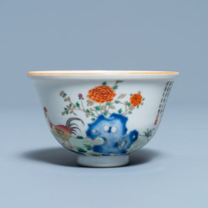 A Chinese famille rose 'chicken' cup, Qianlong mark, 19/20th C. — photo 3