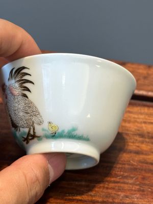 A Chinese famille rose 'chicken' cup, Yongzheng mark, 18/19th C. — photo 3