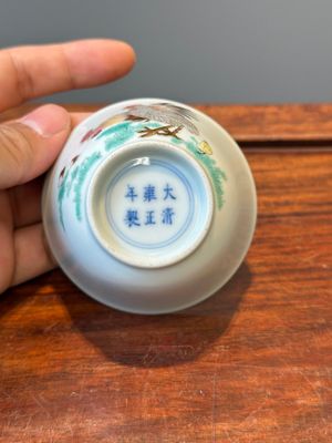 A Chinese famille rose 'chicken' cup, Yongzheng mark, 18/19th C. — photo 5