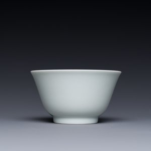 A Chinese famille rose 'chicken' cup, Yongzheng mark, 18/19th C. — photo 4