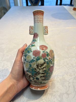 A Chinese famille rose ‘Chrysanthemums’ arrow vase, Yongzheng mark, 20th C. — photo 1