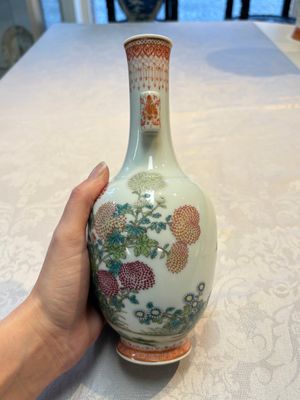 A Chinese famille rose ‘Chrysanthemums’ arrow vase, Yongzheng mark, 20th C. — photo 2