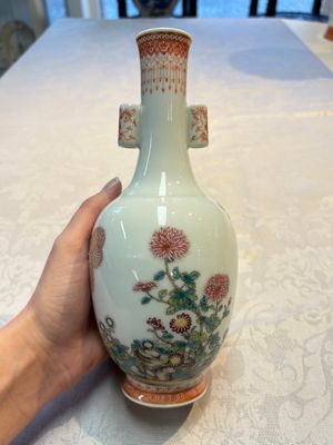 A Chinese famille rose ‘Chrysanthemums’ arrow vase, Yongzheng mark, 20th C. — photo 3