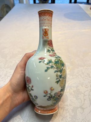 A Chinese famille rose ‘Chrysanthemums’ arrow vase, Yongzheng mark, 20th C. — photo 4