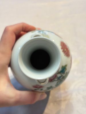 A Chinese famille rose ‘Chrysanthemums’ arrow vase, Yongzheng mark, 20th C. — photo 5