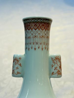A Chinese famille rose ‘Chrysanthemums’ arrow vase, Yongzheng mark, 20th C. — photo 6