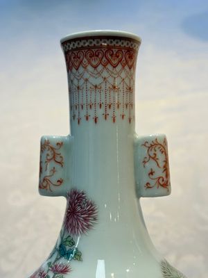 A Chinese famille rose ‘Chrysanthemums’ arrow vase, Yongzheng mark, 20th C. — photo 7