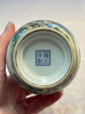 A Chinese famille rose ‘Chrysanthemums’ arrow vase, Yongzheng mark, 20th C. — photo 8