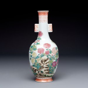 A Chinese famille rose ‘Chrysanthemums’ arrow vase, Yongzheng mark, 20th C. — photo 1