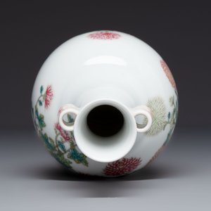 A Chinese famille rose ‘Chrysanthemums’ arrow vase, Yongzheng mark, 20th C. — photo 5