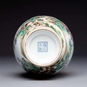 A Chinese famille rose ‘Chrysanthemums’ arrow vase, Yongzheng mark, 20th C. — photo 6