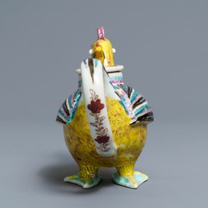 A Chinese famille rose cockerel wine pot and cover, Qianlong — photo 3